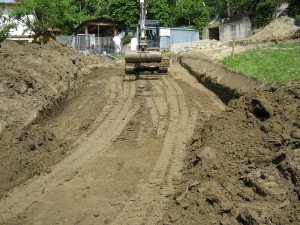 Movimento terra con escavatore 